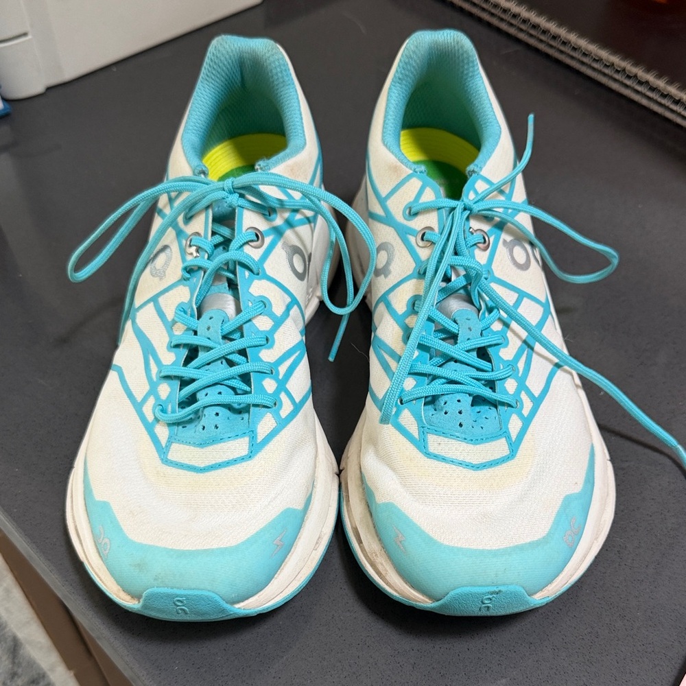 ON Running Cloudnova Z5 White Cyan size 8
